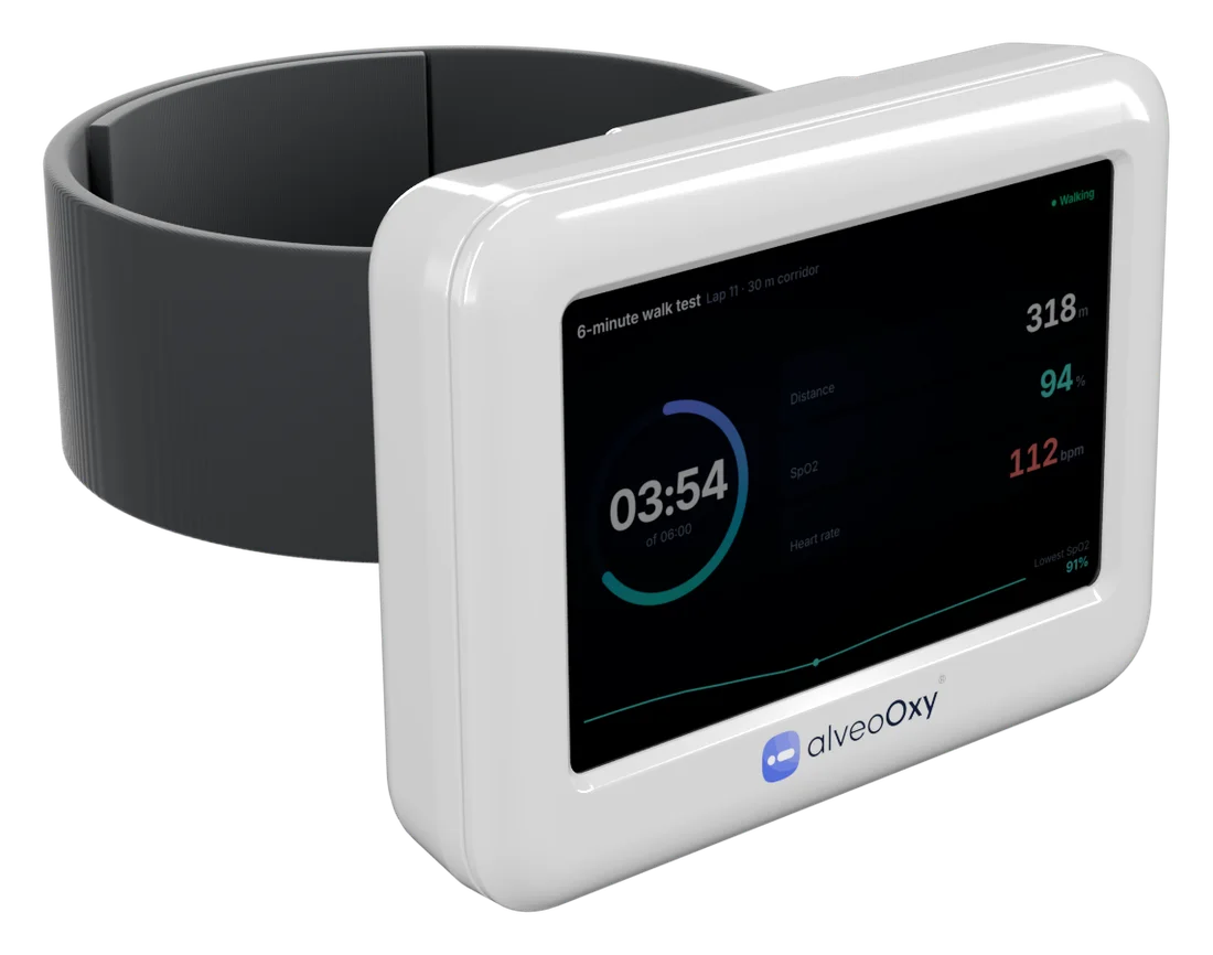 alveoOxy clipped to an arm band on the upper arm